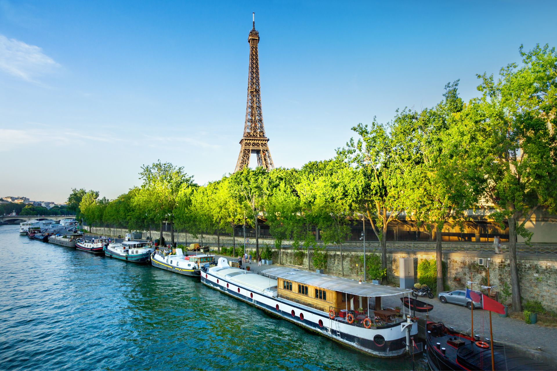 La torre Eiffel y los barcos junto al río Sena, en París